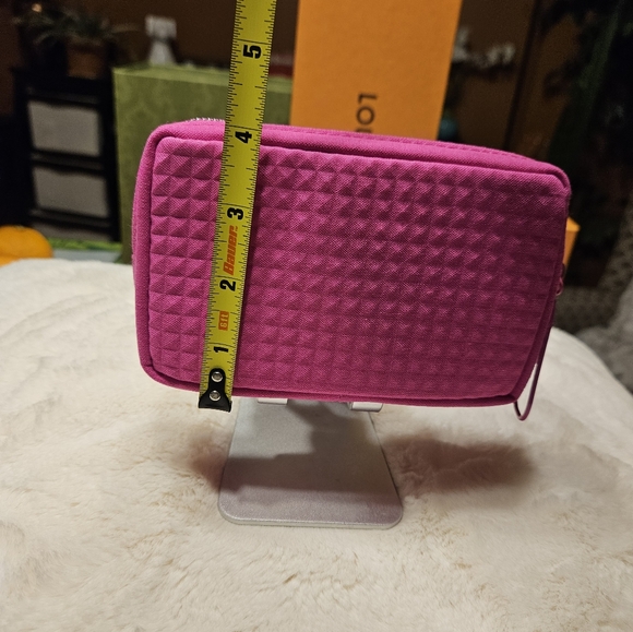 VALENTINO BEAUTY POUCH sexy pink in color, size: 6 x 4 x 1.5 - Picture 7 of 9